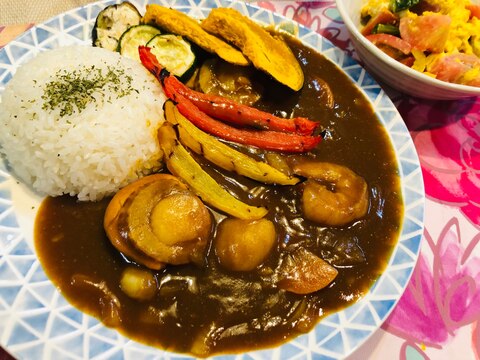 海老ホタテたっぷりの海鮮カレー！夏野菜のグリル乗せ